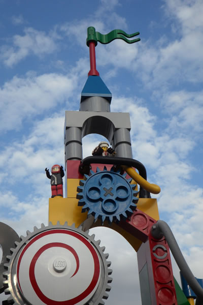 Legoland Bauwerk mit Legosteinen